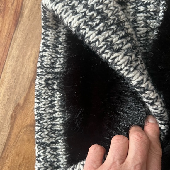 Guess reversible neck warmer like new - Picture 3 of 3